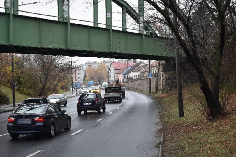 Kövekkel dobálta az érkező autókat két tini egy vasúti átjáróról Miskolcon