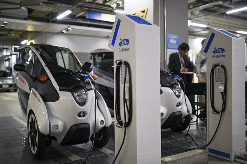 Varga Mihály az elektromos autózást nyomatná