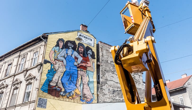 Hatalmas LGT-lemezborító került a Dob utcai tűzfalra