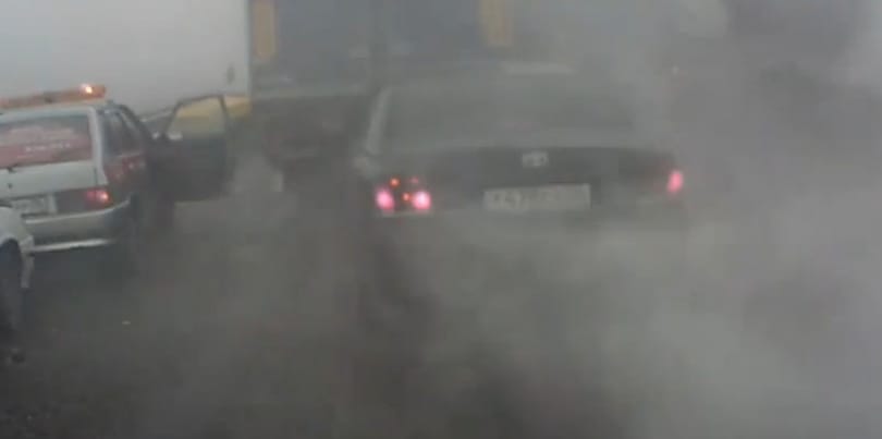 Tömegbaleset a sűrű orosz ködben – videó