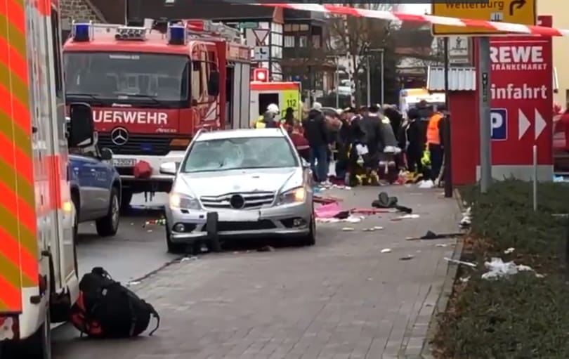 Farsangi felvonulók közé hajtott egy autós Németországban