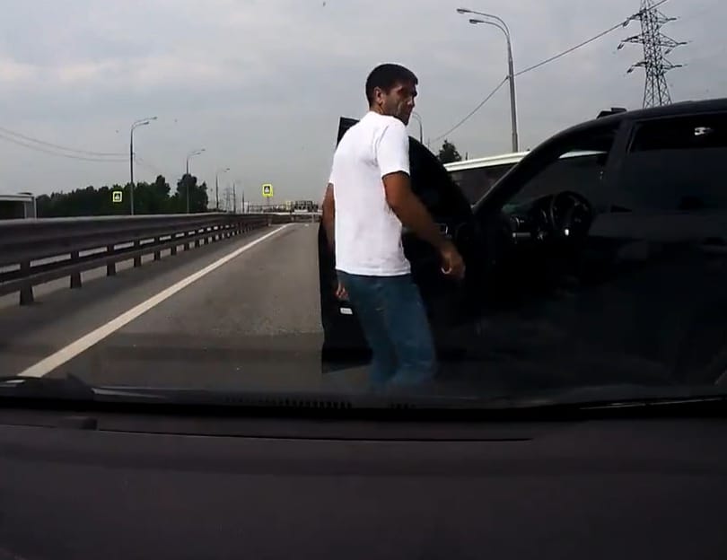Pisztollyal keménykedett a begőzölt orosz egy közúti balhénál – videó
