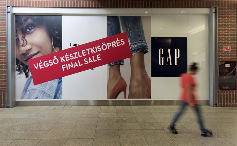 Lerongyolódott a magyar divatipar, a second hand bálás ruha viszont hasít