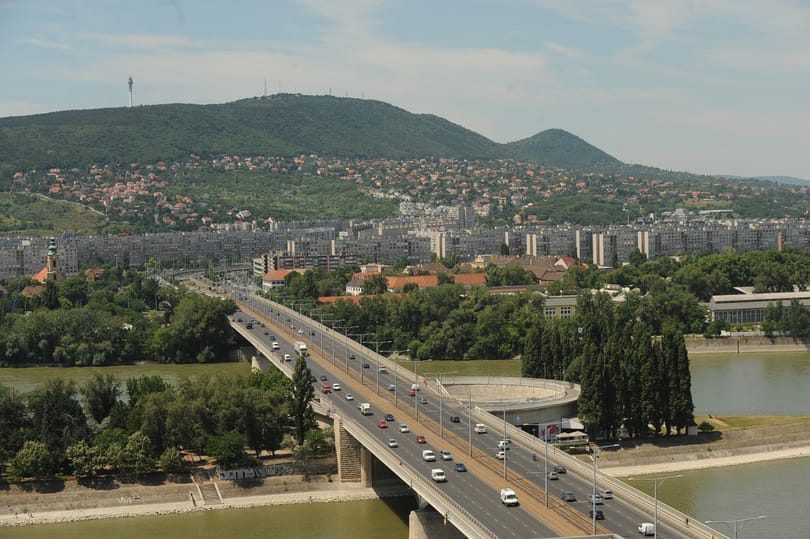 Hatalmas a dugó az Árpád hídnál