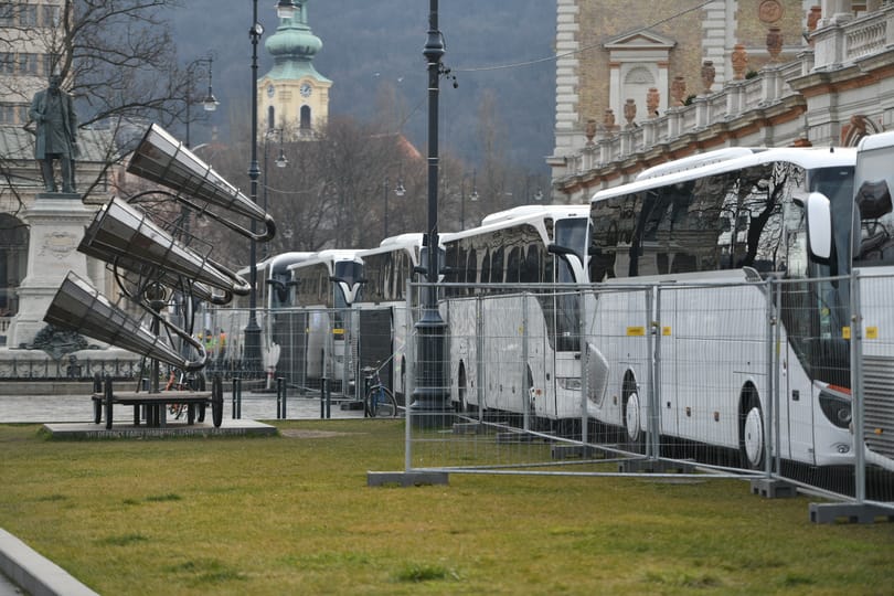 Buszokkal takarják a Várkert Bazárt, Orbán évértékelőjének helyszínét