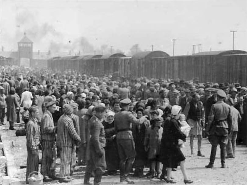 Elítélték a holokauszttagadó brit bloggert