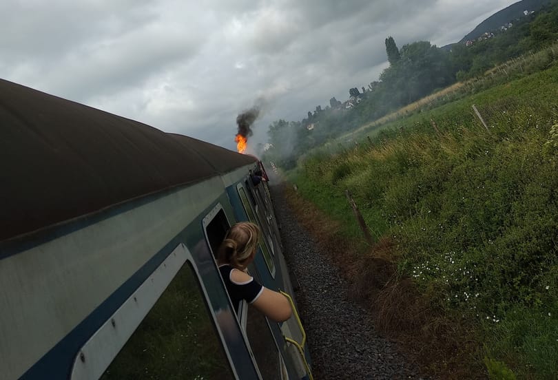 Kigyulladt egy, a Balatonra tartó vonat mozdonya