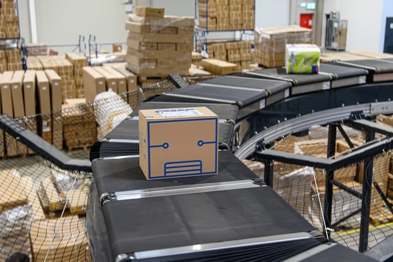 Megnéztük, ahogy a Black Friday termékei már a polcokon sorakoznak a raktárban