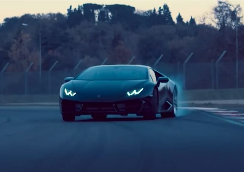 Pont azt csinálja a legolcsóbb Lamborghini, amit vártunk tőle – videó