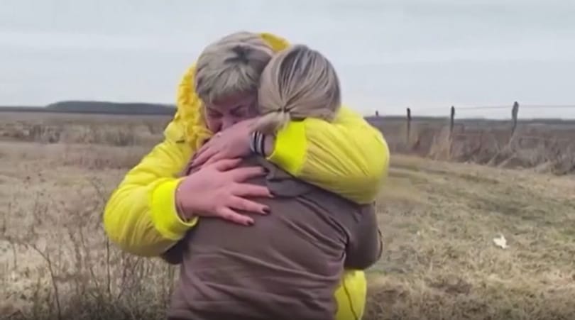 Zokogva ölelte egymást két egymást nem is ismerő nő a magyar határon, miután egyikük áthozta a másik gyerekeit Ukrajnából