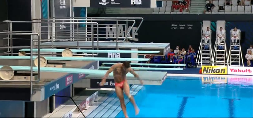 Tripla hátraszaltó helyett kínos zuhanás lett a vége egy osztrák műugró gyakorlatának