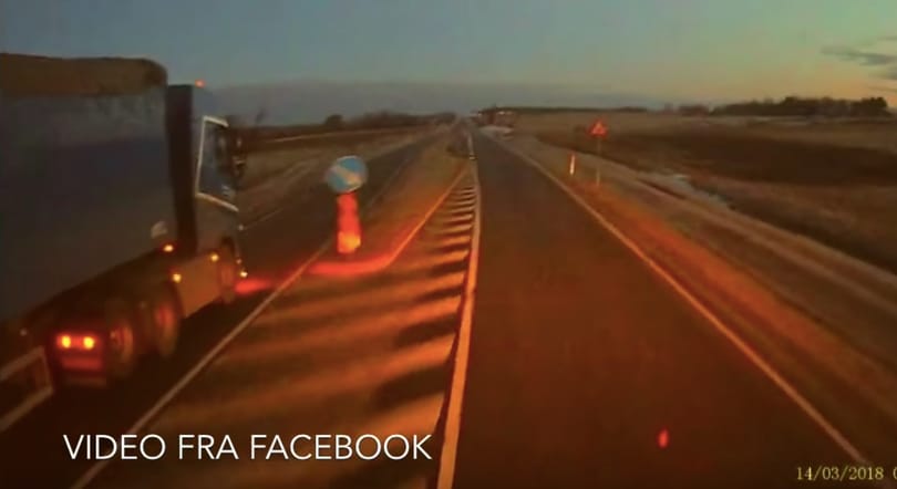 Minden szabályt megszegve előzött a dán kamionos – videó