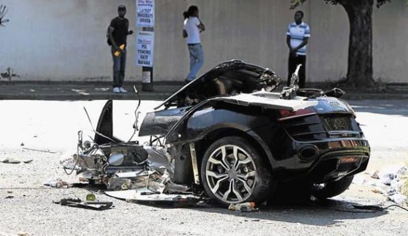 Rejtélyes baleset, két halott a kettészakadt Audi R8-ban - fotók