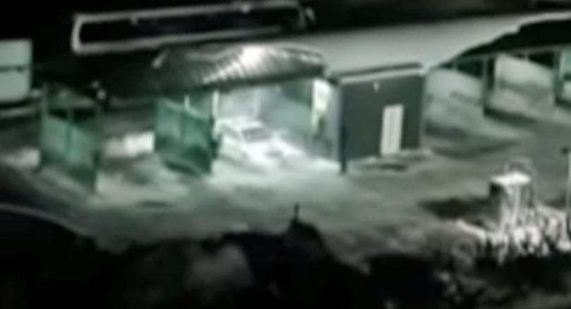 Egy egész környéket felébresztett a rendőrnő, aki a megafonba beszélt kollégájához az autómosóban