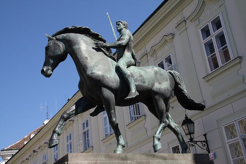 Fiatalok törték le a székesfehérvári lovasszobor kardját