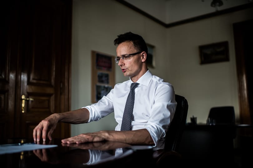 Szijjártó érkezése előtt tisztogattak egyet a külügyben