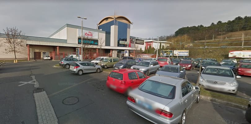 Valaki rálőtt a Sopron Pláza épületére