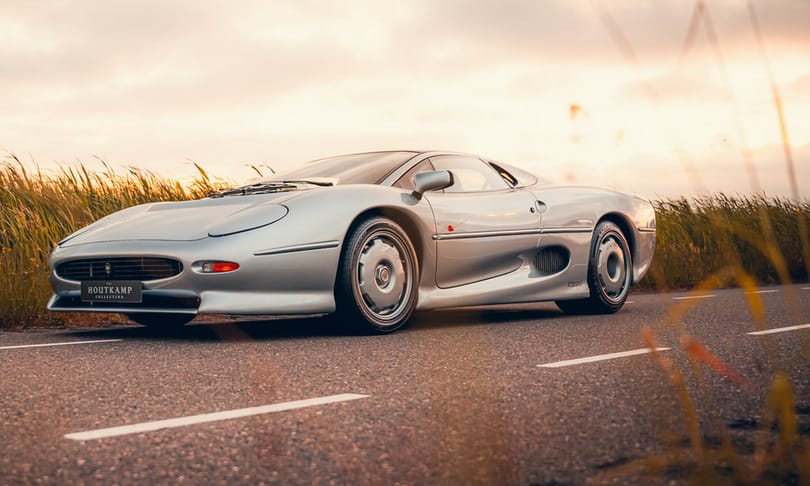 Szinte hihetetlen: bejáratósan új 30 éves Jaguar XJ220-at kínálnak eladásra