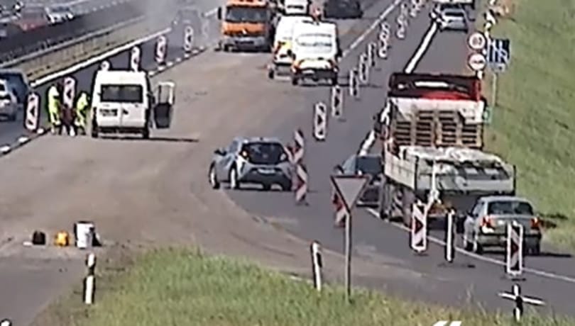 Hiába a terelőoszlopok, egy autós akkor is keresztülvág az aszfaltozáson – videó 
