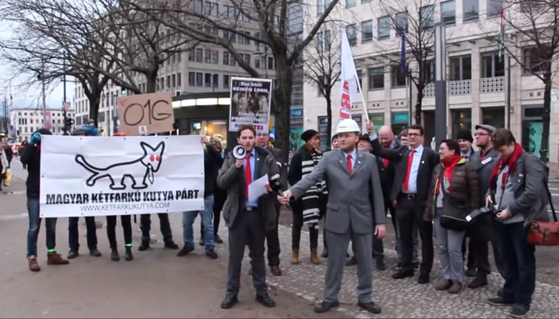 A német viccpárttal tüntettek a Kétfarkúak Berlinben - videó