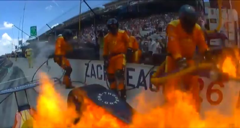 Így még nem oltottak el égő autót: az Indy 500 versenyzője inkább a gázra taposott, és milyen jól tette - videó
