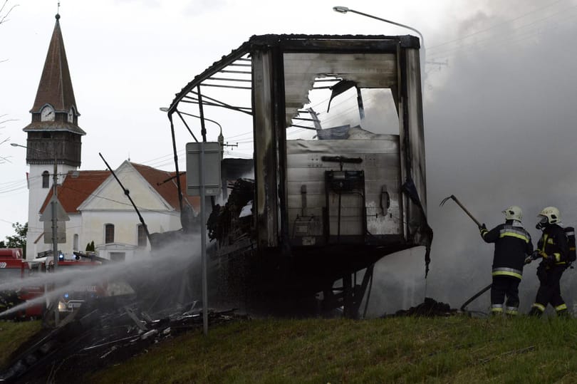 Fotók: Ennyi maradt a Kenderesen kigyulladt kamionból
