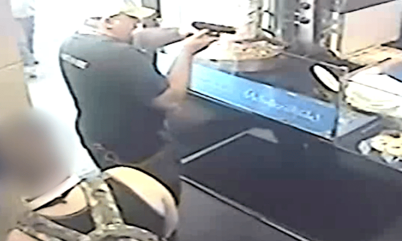 Fegyvert rántott egy férfi egy budai gyrosbüfésre - fotó, videó