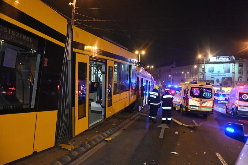 Két villamos összeütközött a Petőfi hídon