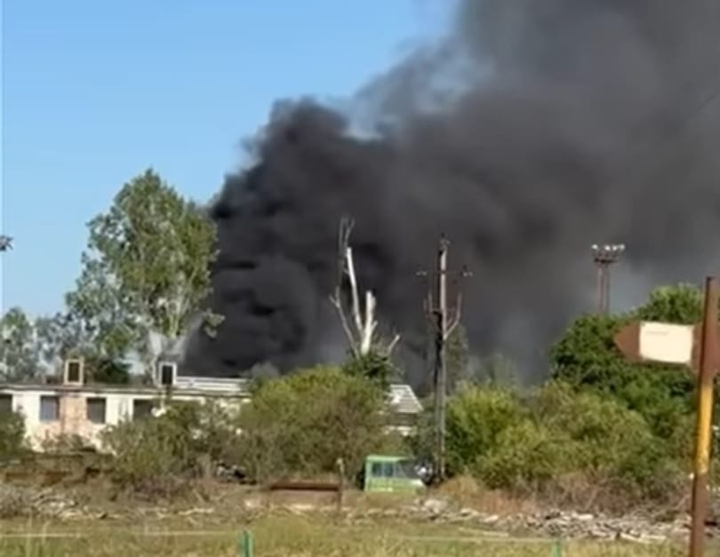 Kigyulladt három busz és több autó Cegléden (videóval)