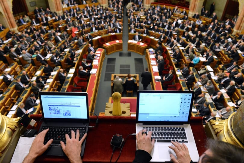 Titok marad, hogy megy-e a pornó a parlamentben