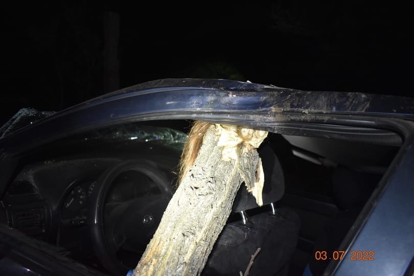 Levágta saját haját a balesetet okozó sofőr, hogy kiszabaduljon az összetört autóból