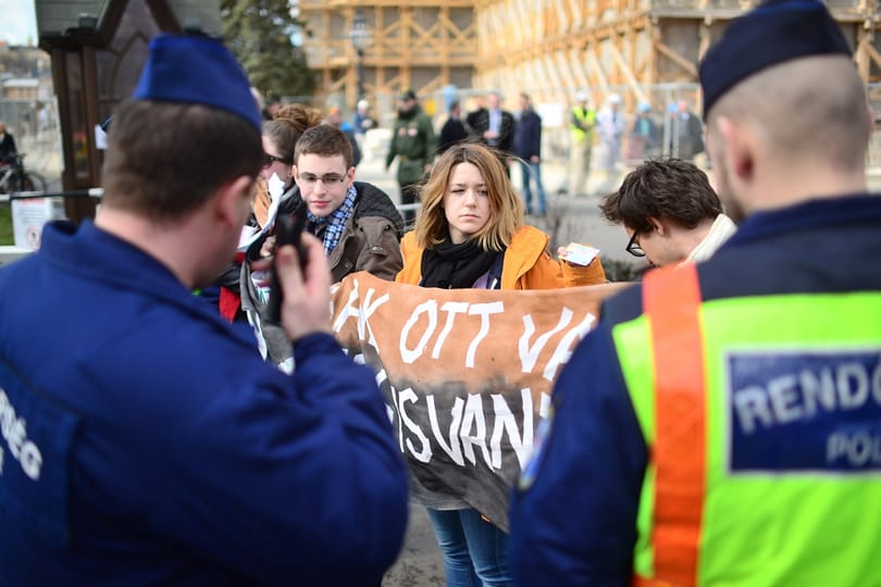 Éjszakáig bent tarthatják az előállított középiskolásokat
