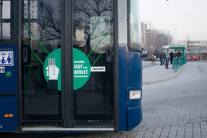 Újabb három budapesti buszon lesz elsőajtós felszállás