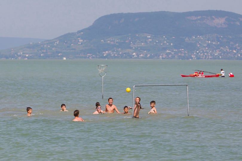 Tizenegy ember életét mentették meg a Balatonon