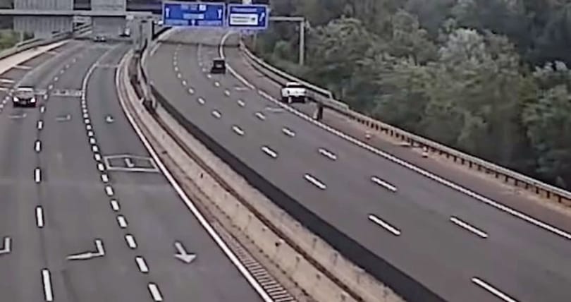 Összepakolta és elvitte a közútkezelő terelőbójáit egy autós az M0-son – videó