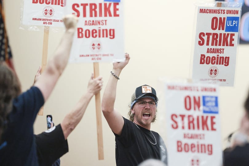 A Boeing felfüggesztette több tízezer dolgozójának munkaviszonyát