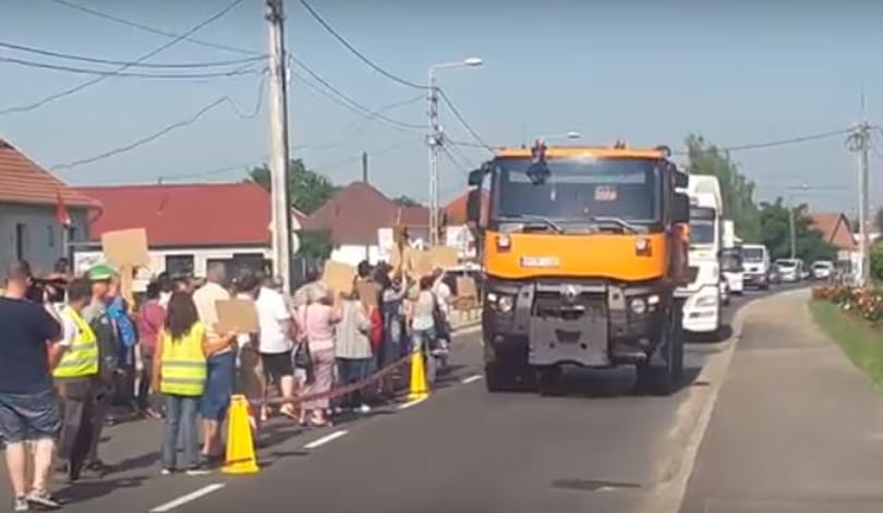 Videó: Elege lett a sok kamionból a sajószögedieknek, elállták a főút felét
