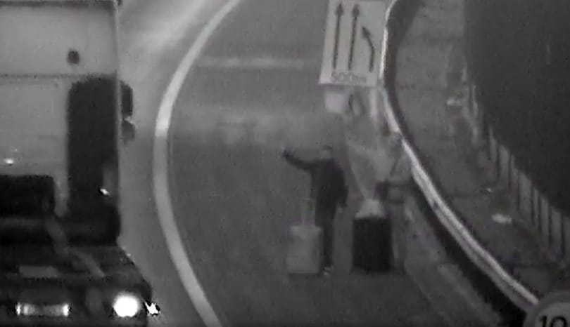Bőrönddel a kézben stoppolt két férfi az M0-son