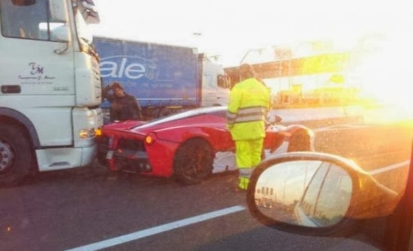 Megtörtént az új hiper-Ferrari első közúti balesete - fotó
