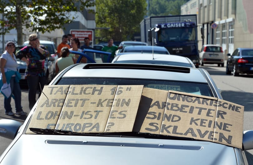 Bérük ötödével küldik haza a tüntető magyar henteseket