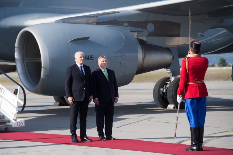 Orbán a montenegrói útjára is a honvédség gépével ment - fotók