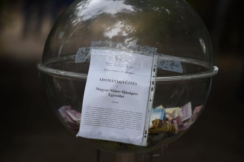 Nincs sumákolás: átlátszó gömbben adakozhatnak a német-magyar kapcsolatoknak Kötcsén
