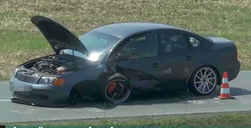 Rossz döntésből baleset: menet közben állította le a motort, a kormányzár azonnal blokkolt