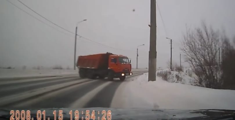Keresztbe csúszott a teherautó a havas úton, a személyautó mégis megúszta – videó
