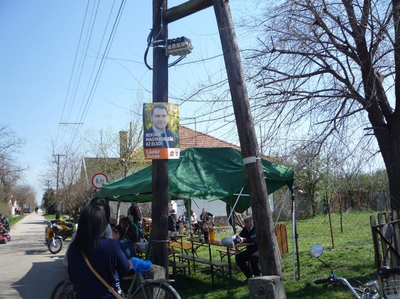 Apátfalva: Soros pénzéből építették az utat, de csak a Fidesz, mert jönnének az erőszakolós migránsok