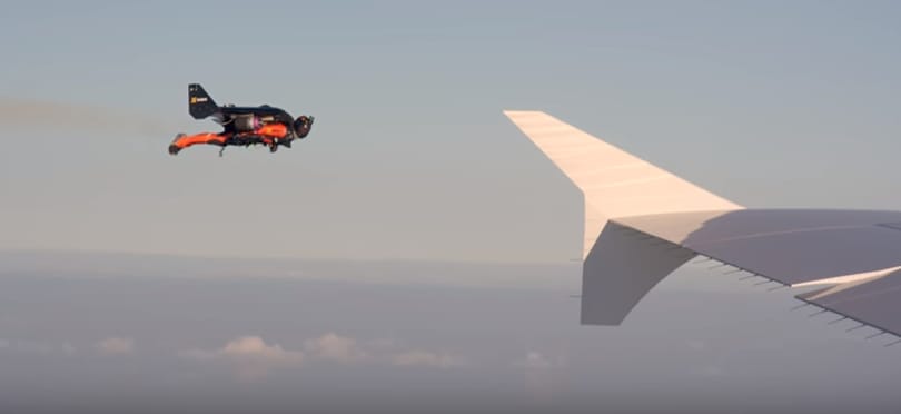 Hihetetlen videó: repülő emberek egy Airbus közvetlen közelében