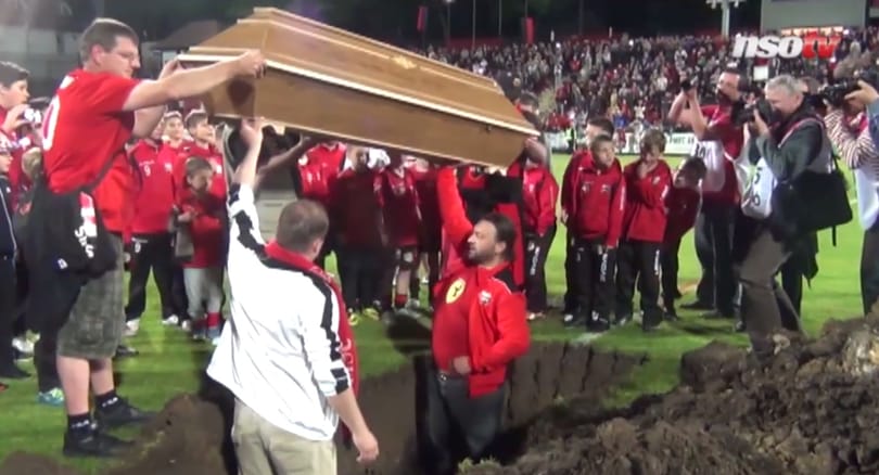 Sírgödröt ástak a pécsi stadionban