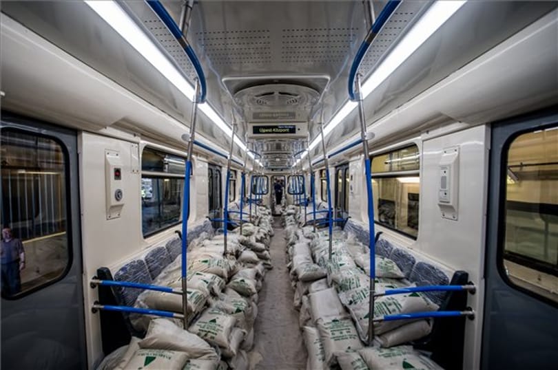 Zsákokkal tesztelik a 3-as metró orosz metrókocsijait - fotók