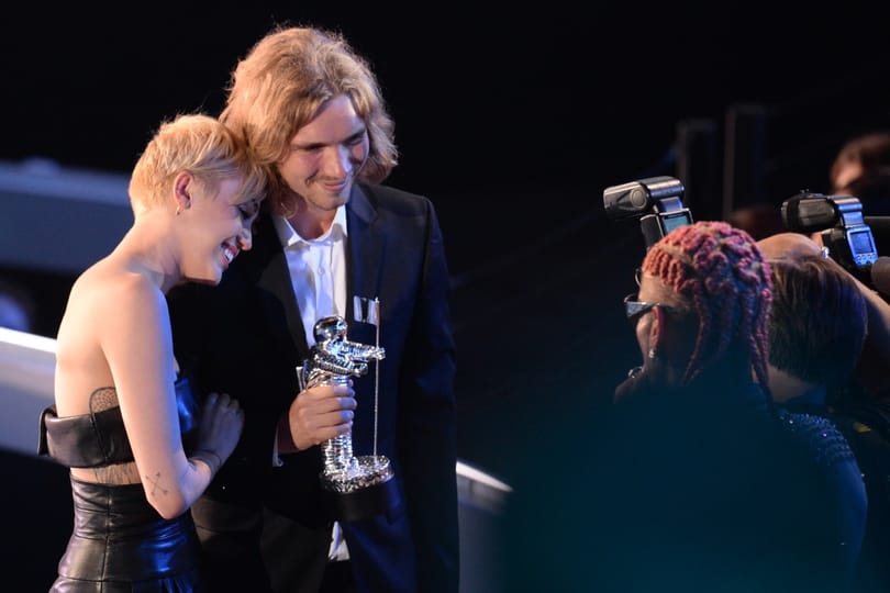 Miley Cyrus egy hajléktalant küldött fel az MTV-s díj átvételére
