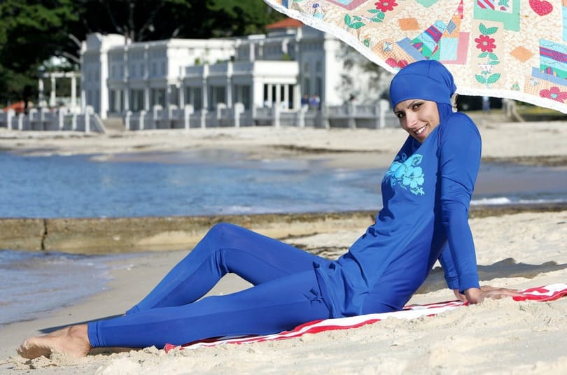 A burkini tiltásával indítja Franciaország a fürdőruhaszezont